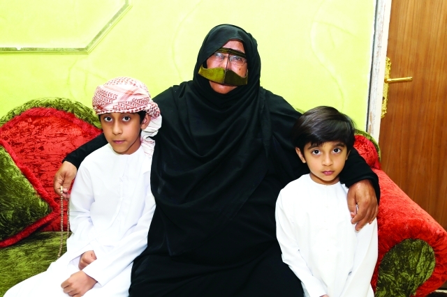 "والدة المجني علية تحتضن محمد وفارس أحمد سالاري"