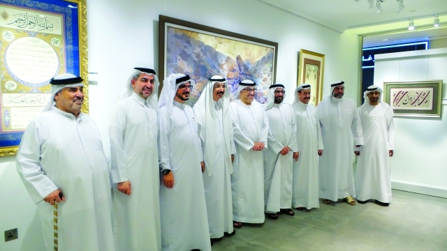 "■  العويس والمر والقاسم وعدد من الحضور في لقطة تذكارية بمناسبة افتتاح الغاليري  |  البيان"