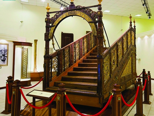 "■ سلم الكعبة المشرفة من خشب الساج - 1240 هـ البيان"