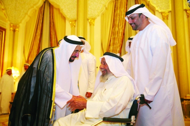 "■ سلطان القاسمي يصافح أحد المهنئين برمضان  |  وام"