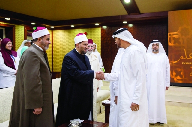 "■ محمد بن زايد مصافحاً العلماء الضيوف"