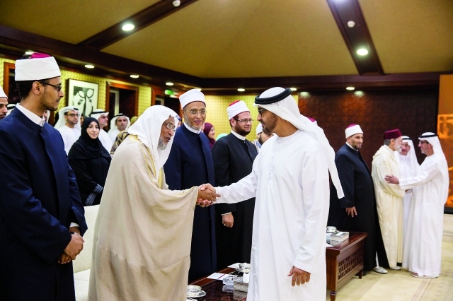 "■  ولي عهد أبوظبي محيياً العلماء الضيوف"