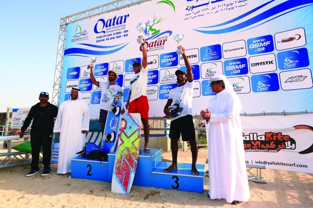 "الفريق الإماراتي صاحب المركز الأول على منصة التتويج/ البيان"