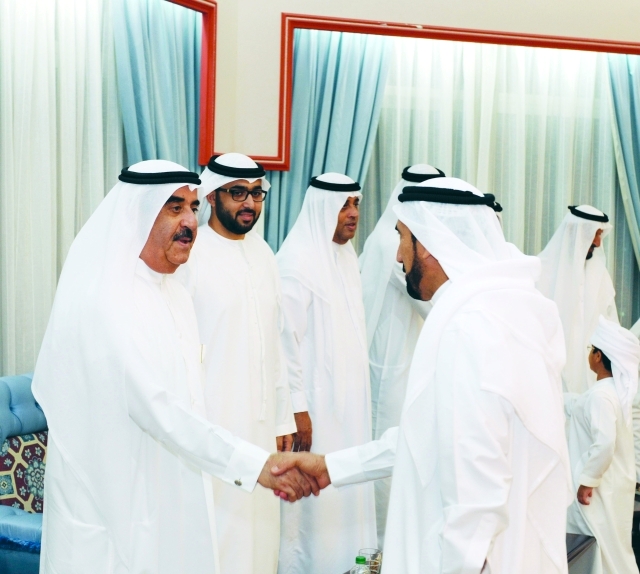 "■ سعود المعلا مصافحاً المهنئين بحضور راشد بن سعود | وام"