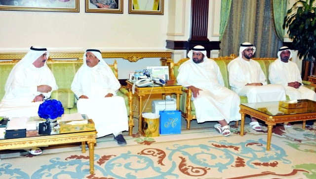 "حاكم أم القيوين خلال زيارته حمدان بن راشد بحضور محمد الشرقي وراشد بن سعود وأحمد بن سعيد | وام"