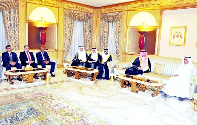 "حمدان بن راشد لدى استقباله أعضاء السلك القنصلي العربي والإسلامي والأجنبي في دبي ــ وام"