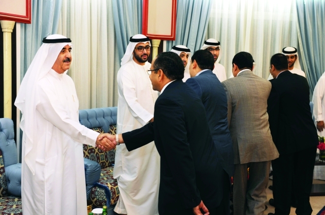 "حاكم أم القيوين متقبلاً التهاني بحضور راشد بن سعود"