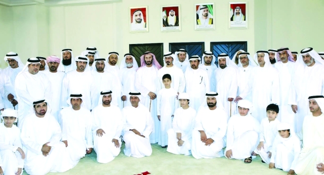 "خليفة بن طخنون يتوسط أبناء مدينة العين المشاركين في المجلس ــ تصوير: عمران خالد"