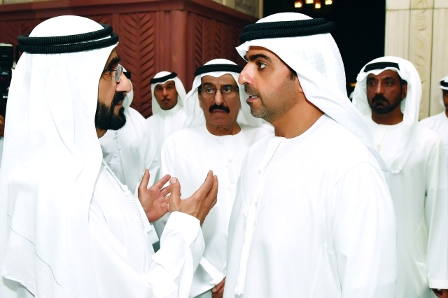 "■ محمد بن راشد في حديث مع حامد بن زايد بحضور أحمد بن سعيد ومحمد النابودة"