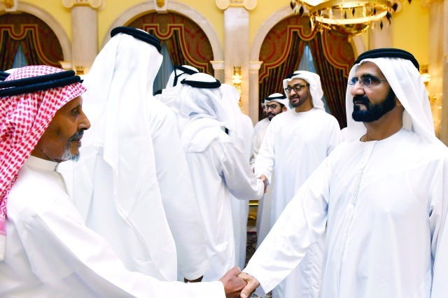 "■ محمد بن راشد ومحمد بن زايد مصافحين المواطنين"