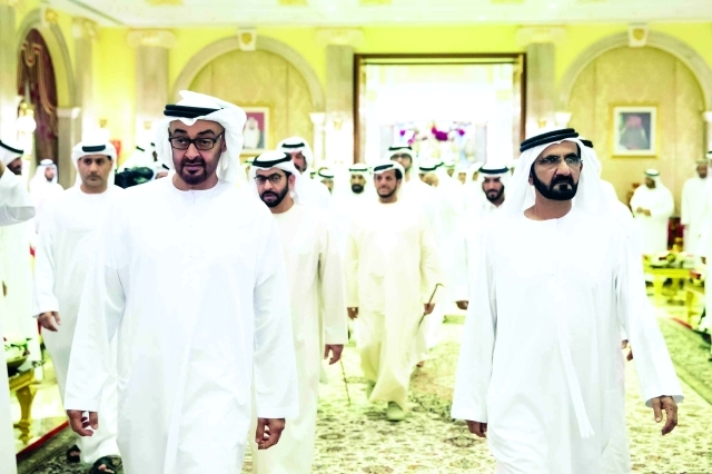 "■ محمد بن راشد ومحمد بن زايد خلال الاستقبال بحضور حمدان بن زايد"