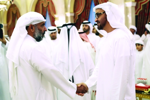 "■ محمد بن زايد مصافحاً المهنئين"