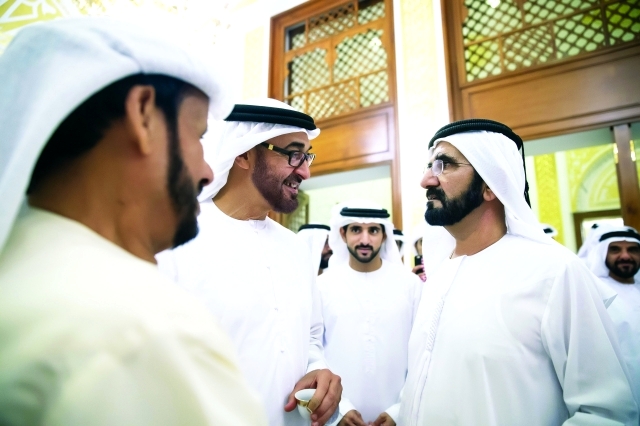 "■ محمد بن راشد ومحمد بن زايد يستمعان إلى قصيدة من أحد المواطنين بحضور حمدان بن محمد وحمدان وهزاع ومنصور بن زايد"