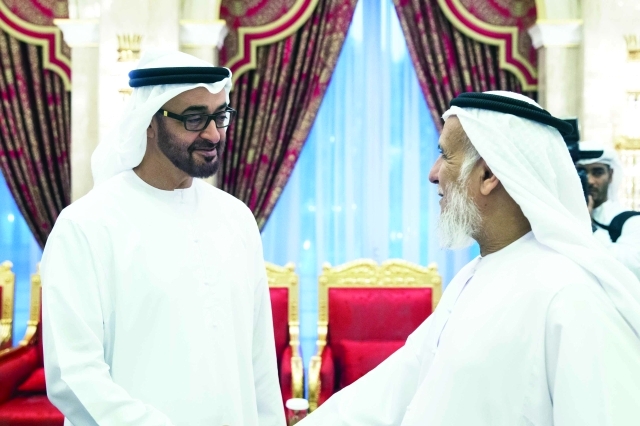 "■ محمد بن زايد يتلقى تهاني أحد المواطنين"