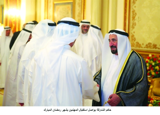 "■ سلطان القاسمي خلال استقبال المهنئين بحضور سلطان بن محمد بن سلطان"