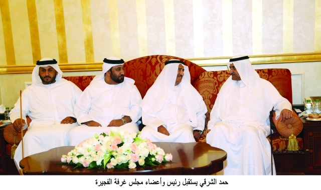 "■ حمد الشرقي مستقبلاً رئيس وأعضاء مجلس غرفة تجارة وصناعة الفجيرة"