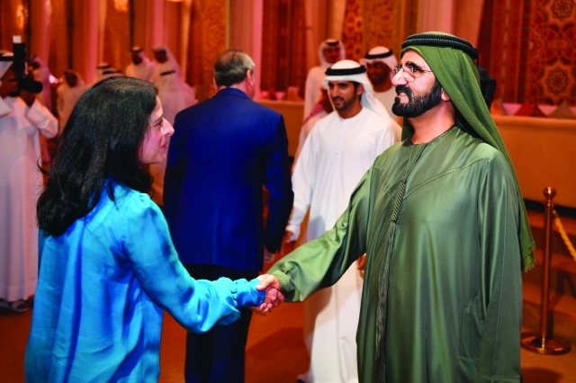 "نائب رئيس الدولة مصافحاً أمينة الرستماني بحضور حمدان بن محمد"