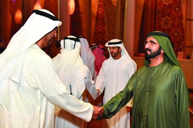 "وسموه مصافحاً سلطان الجابر بحضور حمدان بن محمد"