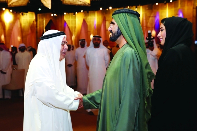 "نائب رئيس الدولة مصافحاً إبراهيم العابد بحضور خليفة سليمان ومنى المري"