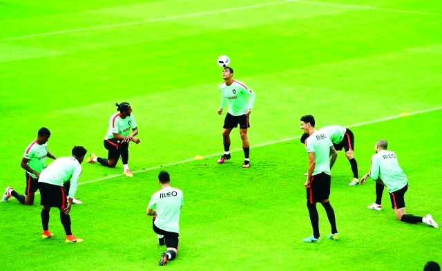 "■ رونالدو يستعرض مهاراته خلال تدريبات البرتغال | أفب"