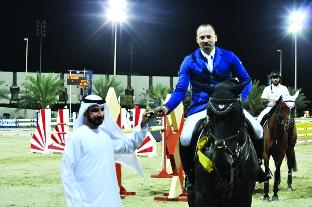"■ اليحيائي يتوج هشام غريب"