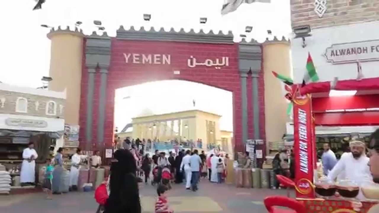 عاملان يسرقان العسل اليمني من القرية العالمية