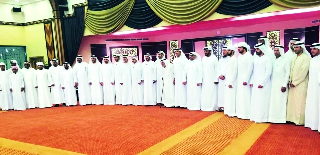 "■ صورة جماعية لعدد من أسر الشهداء الذين حضروا مجلس خيمة الشهيد في دبي | من المصدر"