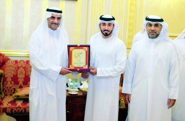 "Ⅶ حمد الشرقي يتلقى درع الاتحاد من أسامة الشعفار| البيان"