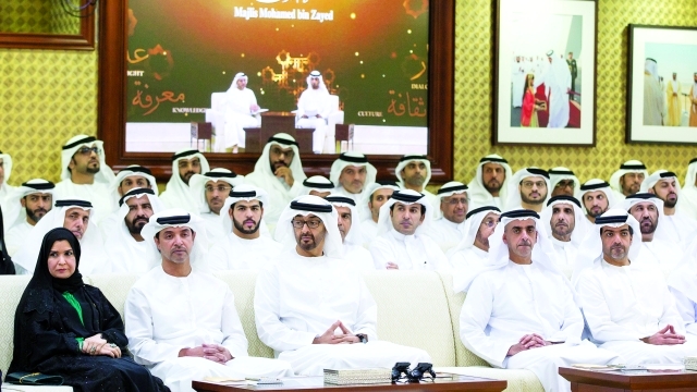 "محمد بن زايد يشهد المحاضرة بحضور أمل القبيسي وهزاع وسيف وحامد بن زايد"