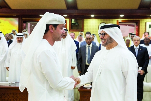 "هزاع بن زايد مصافحاً أنور قرقاش"