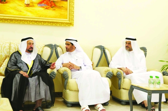 "سلطان القاسمي بحضور سلطان بن محمد بن سلطان خلال تقديم واجب العزاء | وام"