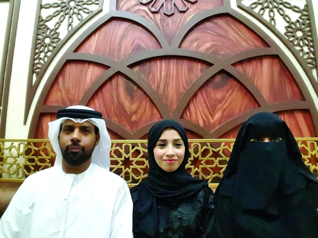 "رزان الكعبي مع عائلتها"