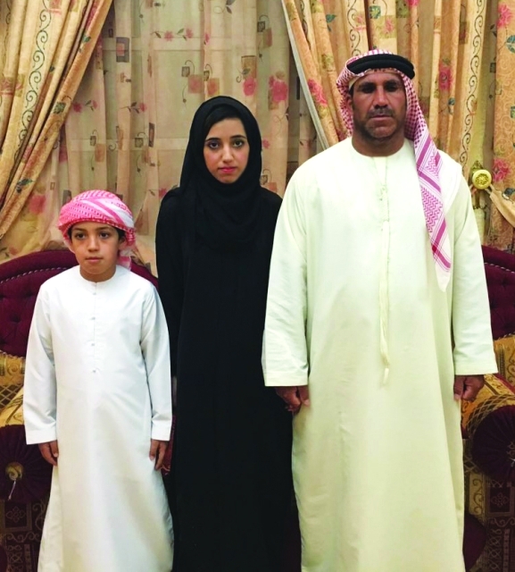 "وفاء اليماحي مع والدها وأخيها"