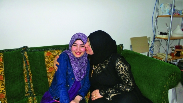 "رحاب بكر تتلقى التهنئة من والدتها"