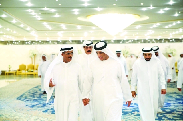 "سعود بن صقر خلال استقباله عبد الله بالحيف النعيمي وسيف الشعفار وخميس المزينة ــ وام"