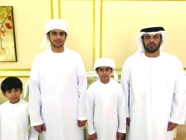 "محمد سلطان العرياني مع والده وإخوته"