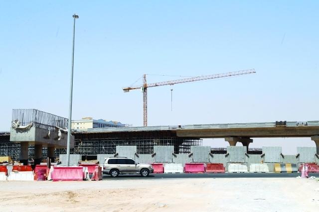 "■ العمل جار في تطوير المدخل بإنشاء جسر جديد | تصوير- يونس يونس"