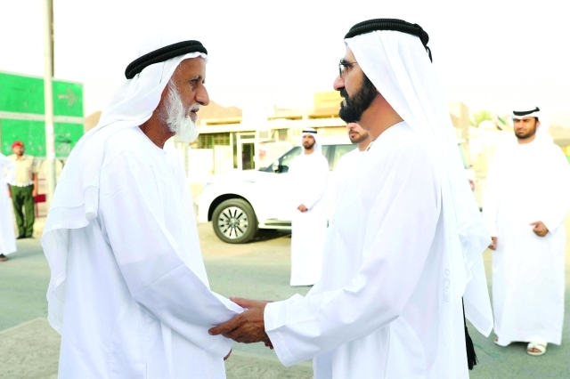 "■ محمد بن راشد خلال أداء واجب العزاء لأسرة الشهيد اليماحي | تصوير: خليفة عيسى"