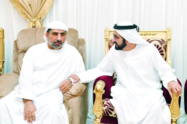 "■ سموه مواسياً ذوي الشهيد الزيودي | تصوير: سيف محمد"