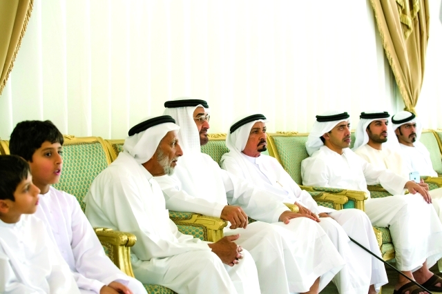 "■ سموه وحاكم عجمان يستمعان لقصيدة في عزاء الشهيد بحضور عبد الله بن زايد وخليفة بن طحنون وراشد بن حميد"