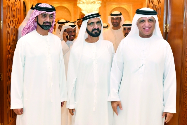 "■ محمد بن راشد مستقبلاً سعود بن صقر بحضور عمار بن حميد | تصوير: محمد هشام"