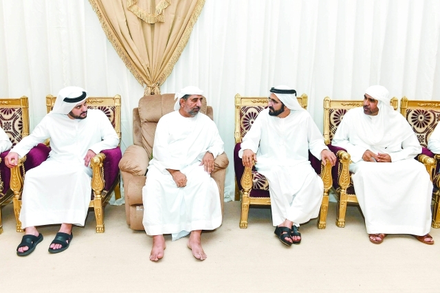 "■ محمد بن راشد معزياً أسرة الشهيد الزيودي بحضور مكتوم بن محمد | تصوير: سيف محمد"