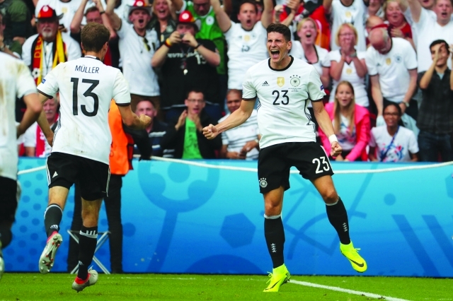 "■ فرحة غوميز بعد التسجيل في شباك ايرلندا | أ ف ب"