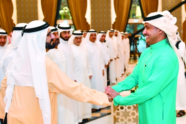 "■ محمد بن راشد مصافحاً عيد اليحيى"