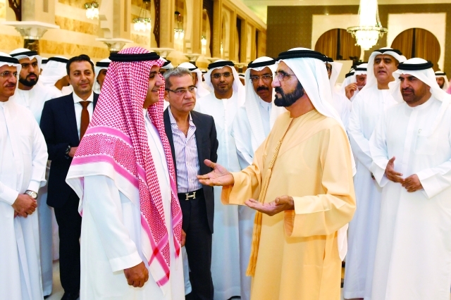 "■ محمد بن راشد متحدثاً لوليد الإبراهيم بحضور سلطان المنصوري ومحمد المر وعصام الحميدان وجمال بن حويرب وماجد الغرير"