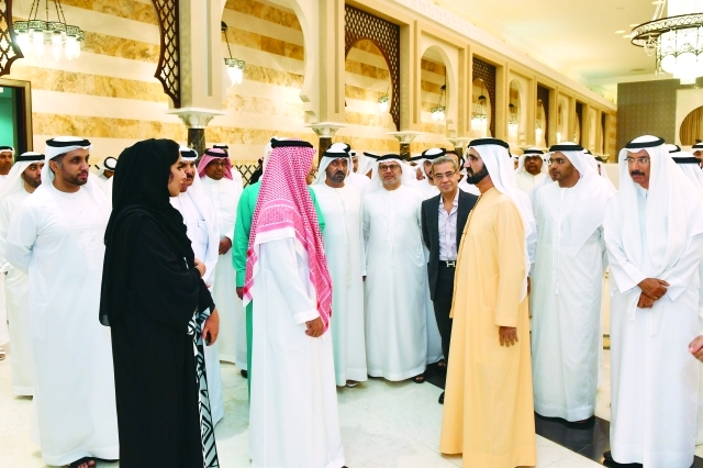 "■ محمد بن راشد خلال الجلسة بحضور أحمد بن سعيد ومحمد المر وأنور قرقاش ووليد الإبراهيم ومنى المري"