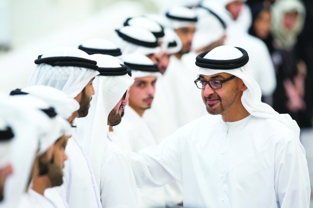 "محمد بن زايد يحيي أعضاء مجلس الإمارات للشباب"