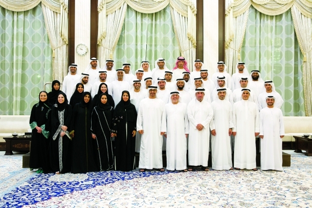 "محمد بن زايد يتوسط رواد الأعمال بحضور حسين النويس وعبد الله الدرمكي ــ وام"