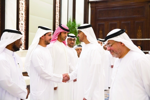 "محمد بن زايد خلال لقائه رواد ورائدات الأعمال بحضور حسين النويس"