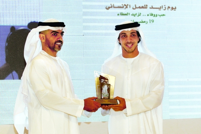 "منصور بن زايد يكرم حامد بن زايد"